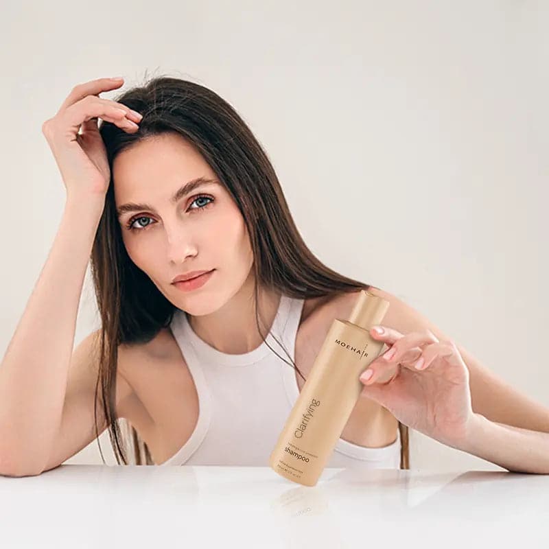 Handshot of clarifying shampoo 